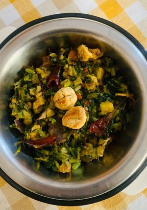 A picture of Palak with brinjal and badi.