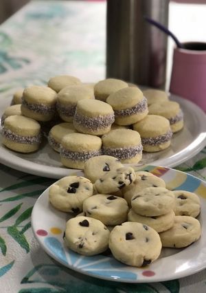 Una foto de Alfajores De Maicena y Galletitas con Chips (Fácil- Económica)