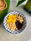 Arroz negro tailandés con garbanzos, pollo y piña a la plancha