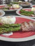 Espárragos en churrasco con huevo pochado