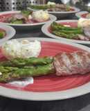 Espárragos en churrasco con huevo pochado