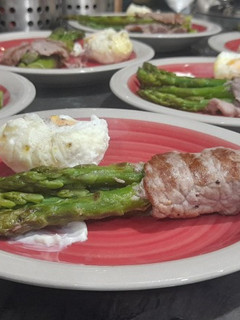 Una foto de Espárragos en churrasco con huevo pochado