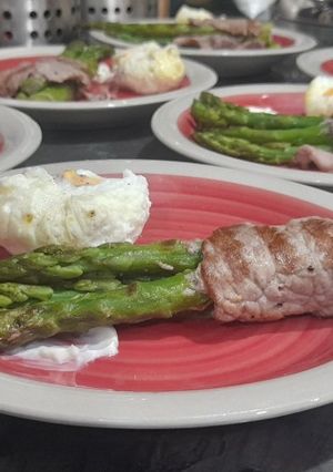 Una foto de Espárragos en churrasco con huevo pochado