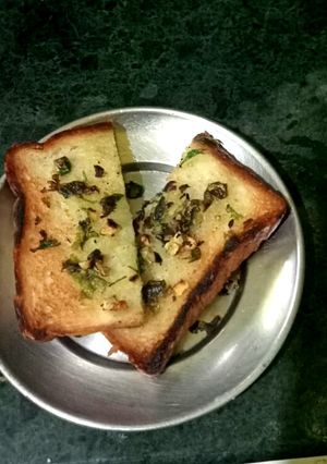 গার্লিক ব্রেড(garlic bread recipe in Bengali) রেসিপির প্রধান ছবি