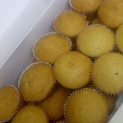 A picture of Vanilla Cupcakes.