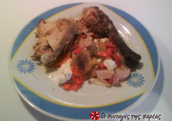 κύρια φωτογραφία συνταγής Κοτόπουλο στη λαδόκολλα με κεφαλοτύρι και πιπεριές