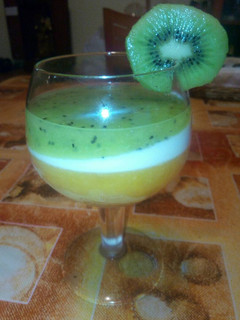 Una foto de Gelatina de naranja natural, yogurt y kiwi