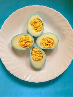 A picture of Blue Devilled Eggs.