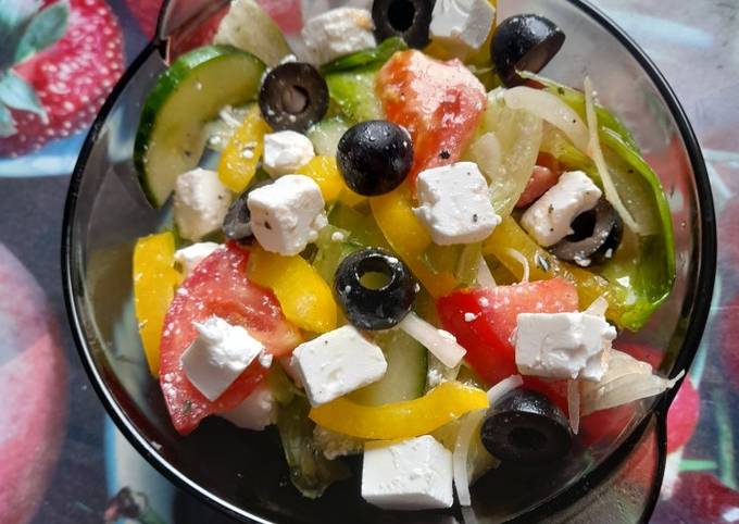 Греческий салат с фетой, маслинами и орегано