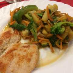 A picture of Suprema a la plancha con salteado de vegetales.