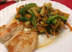 Una foto de Suprema a la plancha con salteado de vegetales