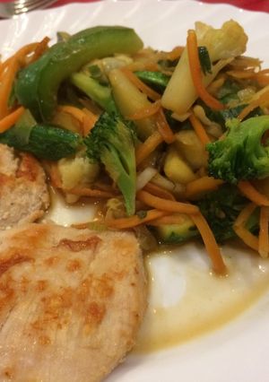 Una foto de Suprema a la plancha con salteado de vegetales