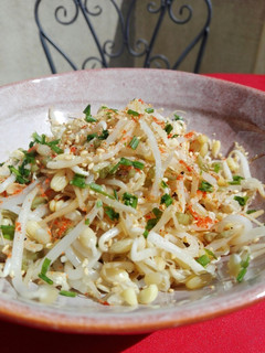 Una foto de Ensalada de brotes de soja picantes