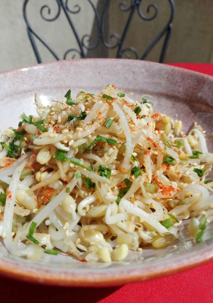 Una foto de Ensalada de brotes de soja picantes