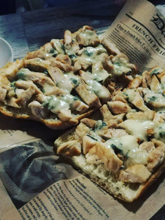 Una foto de Coca de pollo con queso gorgonzola