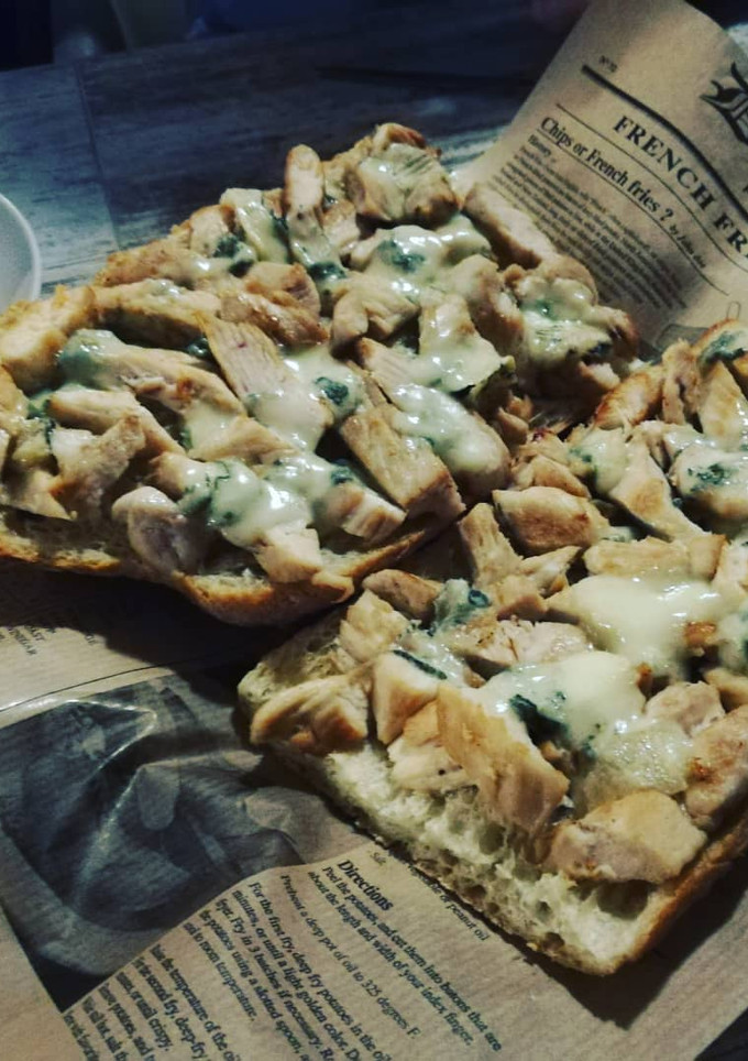 Una foto de Coca de pollo con queso gorgonzola