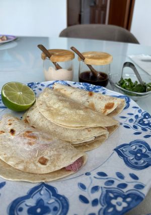 Una foto de Tacos de atún sellado