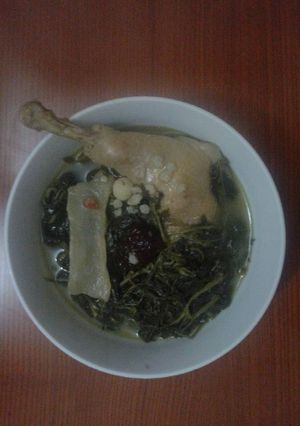 Hình của món Gà tần lá ngải.