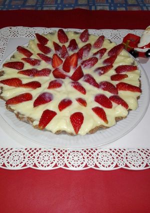 Una foto de Tarta de chocolate con crema pastelera y frutillas