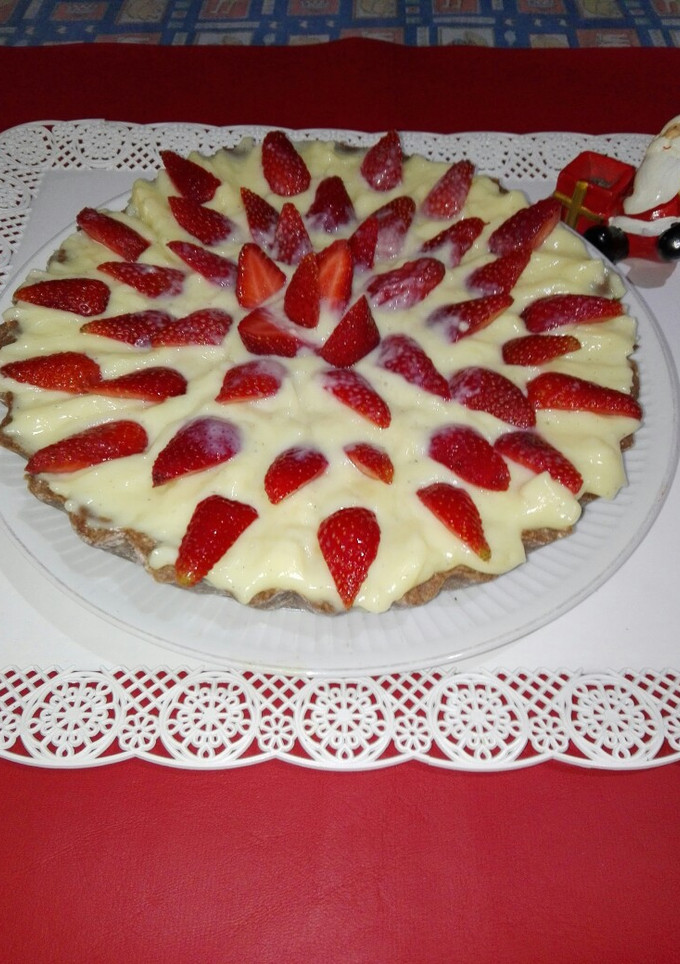 Una foto de Tarta de chocolate con crema pastelera y frutillas