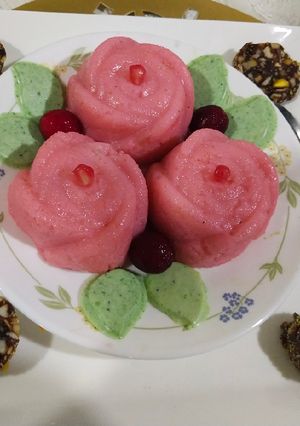 A picture of Sooji roses with chocolate leaves.