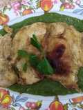 Pechuga de pollo asada en crema de apio y perejil