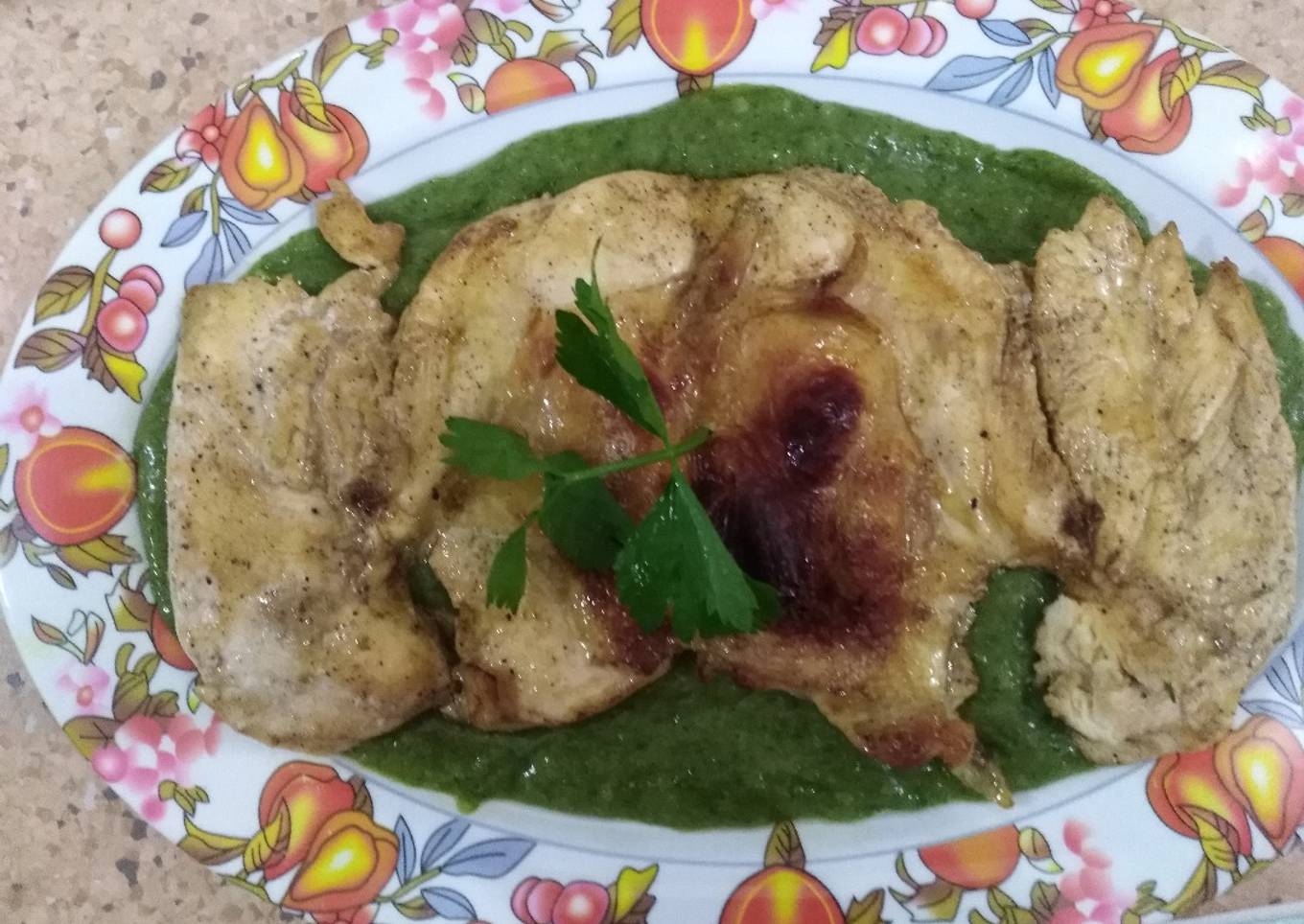 Pechuga de pollo asada en crema de apio y perejil