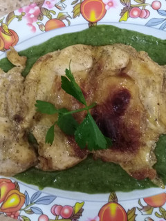 Una foto de Pechuga de pollo asada en crema de apio y perejil