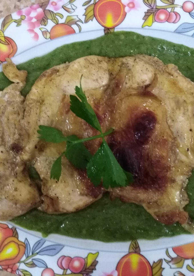 Una foto de Pechuga de pollo asada en crema de apio y perejil