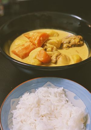 Hình của món Curry gà (phiên bản không sốt sẵn).