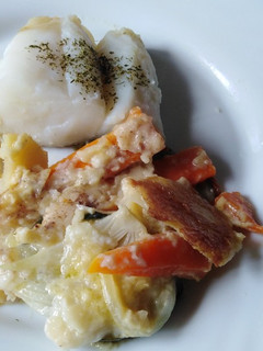 Una foto de Bacalao con verduras a la sartén