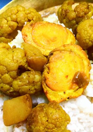 ডিম দিয়ে ফুলকপি আলু কারি (dim diye fulkopi aloo curry recipe in Bengali) রেসিপির প্রধান ছবি