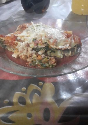 Una foto de Lasagna mixta de pollo y verdura