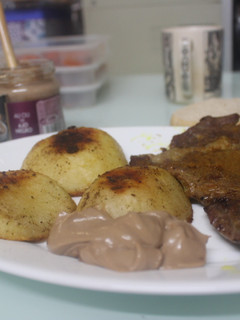 Una foto de Entrecot con patatas y all i oli negro