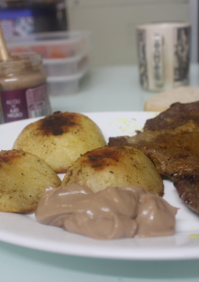 Una foto de Entrecot con patatas y all i oli negro