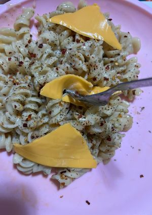 વ્હાઈટ ગ્રેવી પાસ્તા (White Gravy Pasta Recipe In Gujarati) રેસીપી મુખ્ય ફોટો