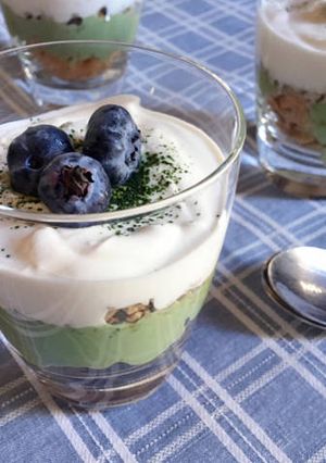 A picture of Greek yogurt with cereals with Matcha tea.