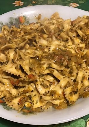 Une photo de Farfalles bicolores, tomate rose et sauce à l'indienne
