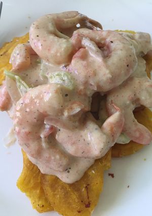 Una foto de Camarones a la crema con tostones (Fritos)