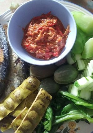 Foto resep Goreng gembung rebus, lalap, dan sambel terasi #5resepterbaruku