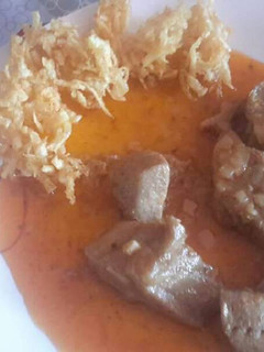 Una foto de Atún encebollado al estilo gaditano