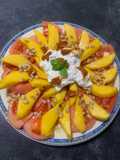 Ensalada de tomate y mango con piñones,burrata y pesto