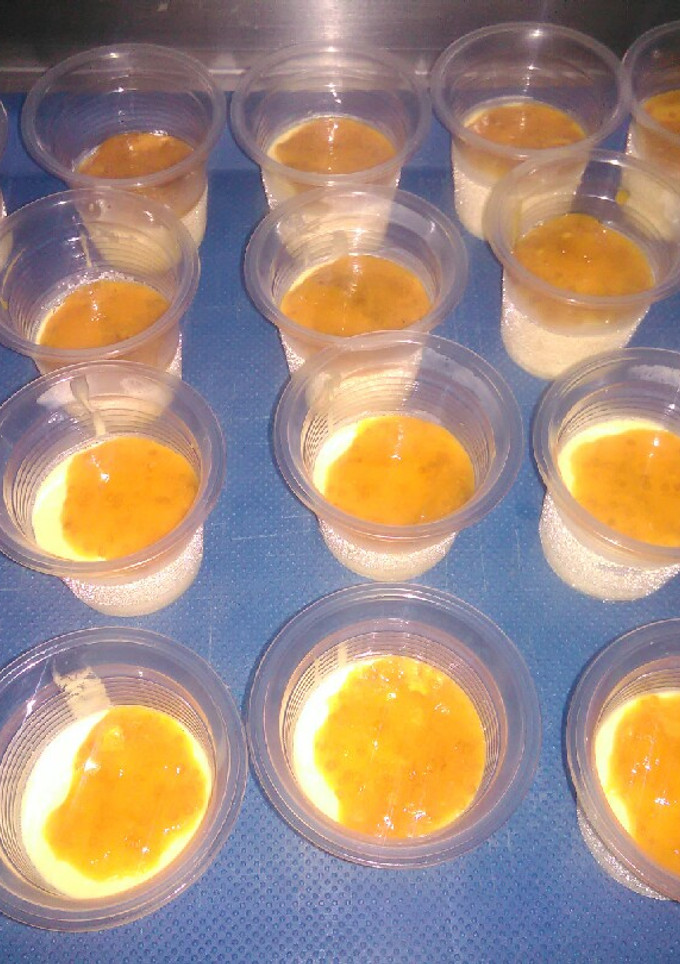 Una foto de Mousse Frío de Maracuyá y Culis de Lulo