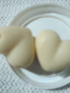 Una foto de Bombones de chocolate blanco con corazón de dulce de leche🍫🍫