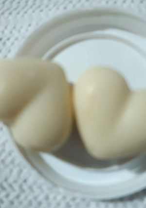 Una foto de Bombones de chocolate blanco con corazón de dulce de leche🍫🍫