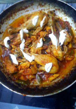 A picture of Chicken Shinwari Karahi with cream.