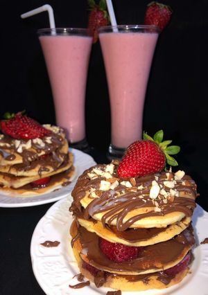 صورة لوصفة بان كيك بالشوكولاتة والفراولة 🥞