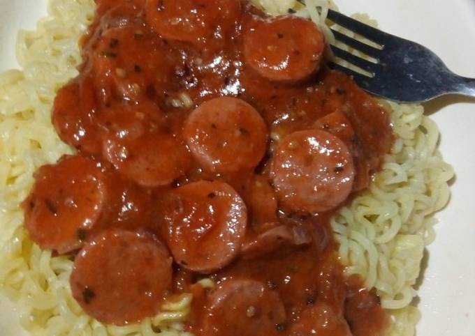 Noodles and fried smokie