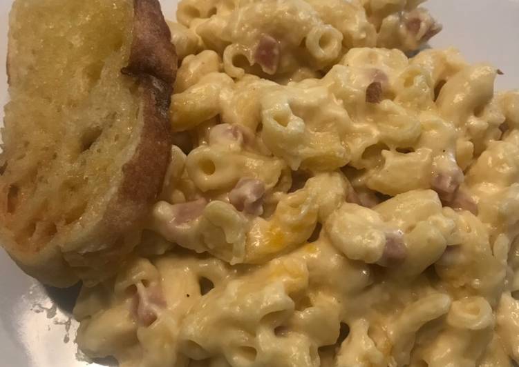 Mac & Cheese with toast garlic bread