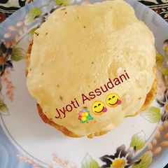 A picture of Potato puri yummy 😋 tasty 😋 breakfast 😋💐.